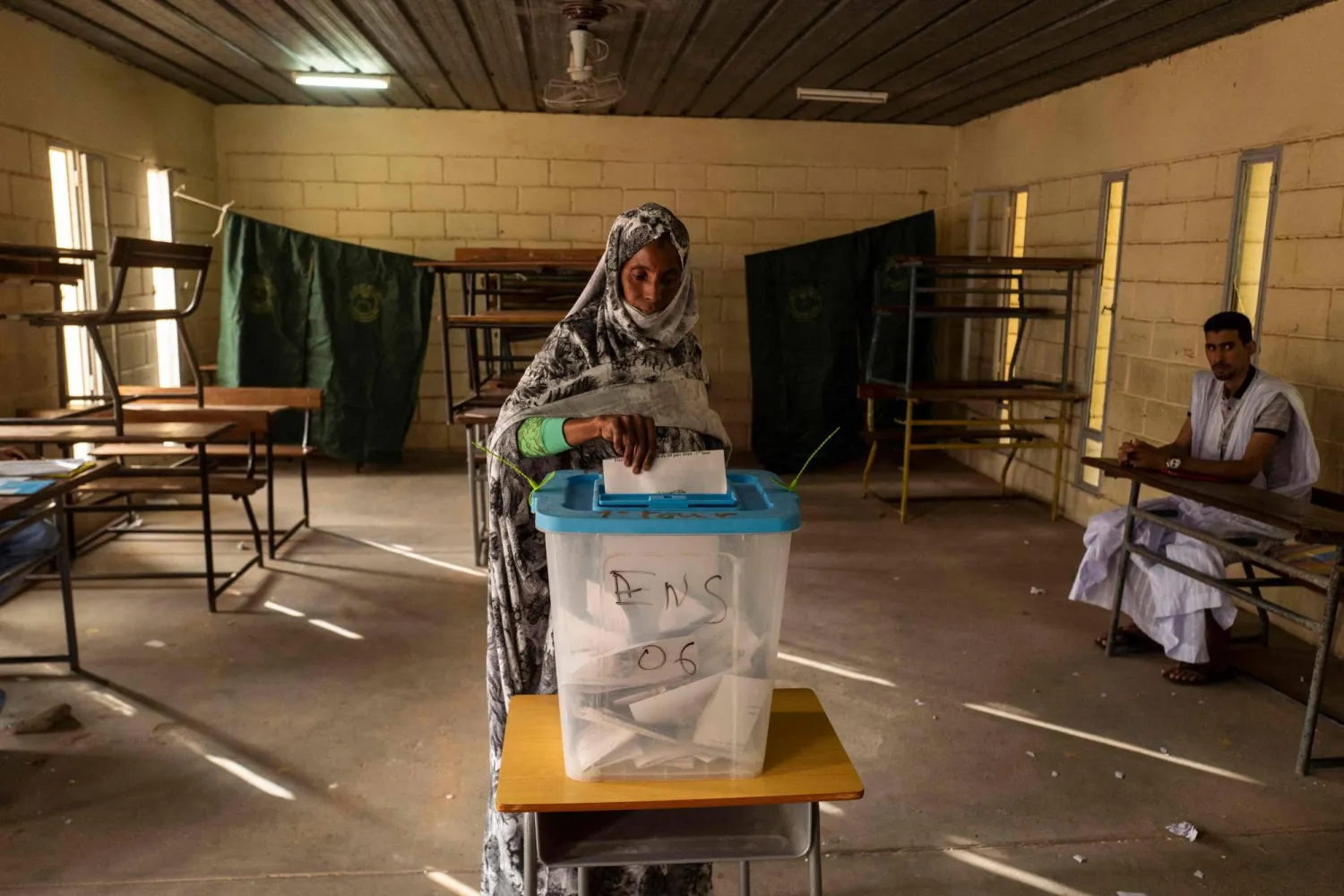 ناخبة تدلي بصوتها في أحد مراكز الاقتراع في نواكشوط السبت (أ.ف.ب)