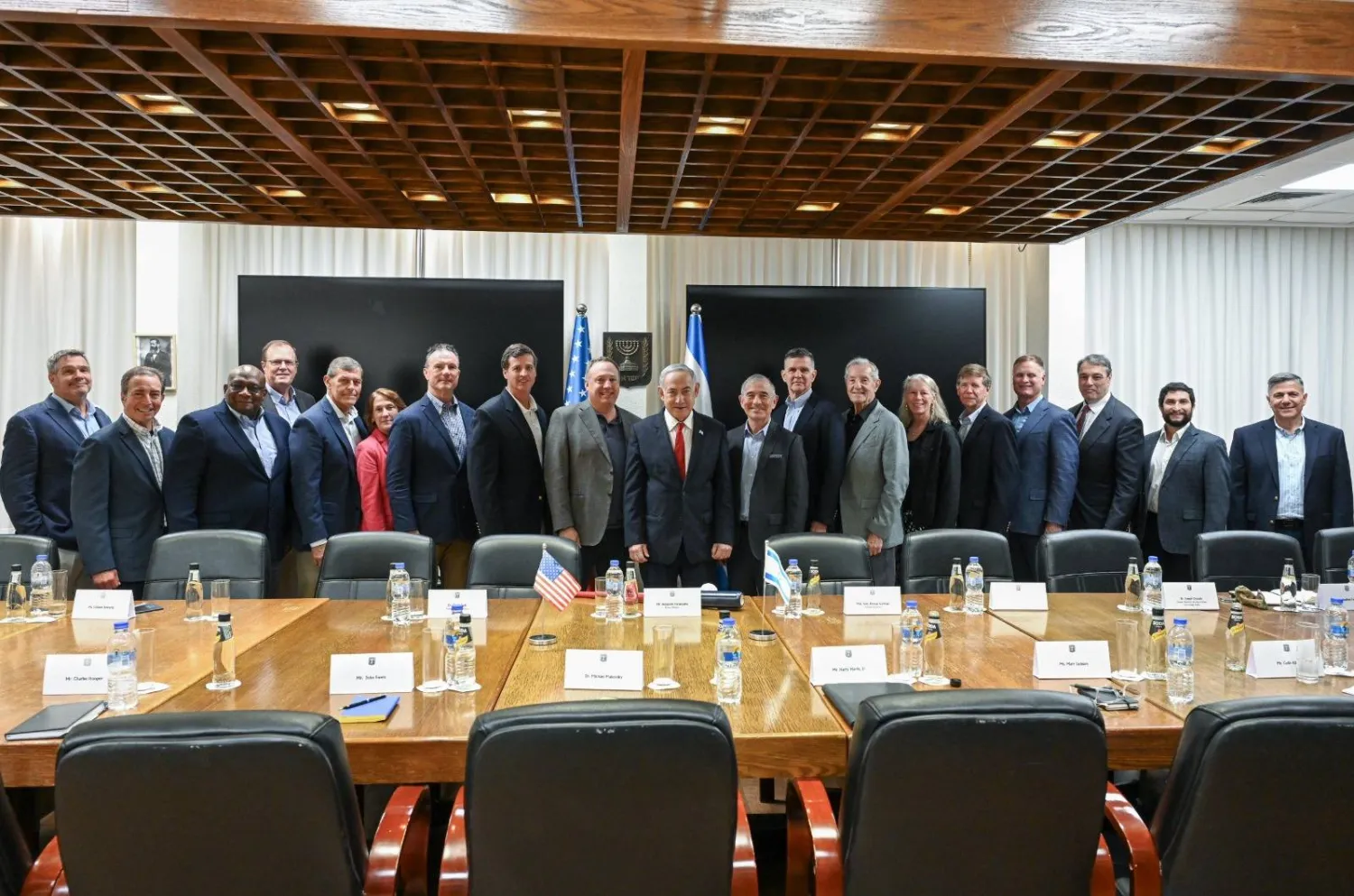 بنيامين نتنياهو مستقبلاً في تل أبيب يوم الخميس وفداً يضم جنرالات وقادة عسكريين من المعهد اليهودي للأمن القومي الأميركي (د.ب.أ)