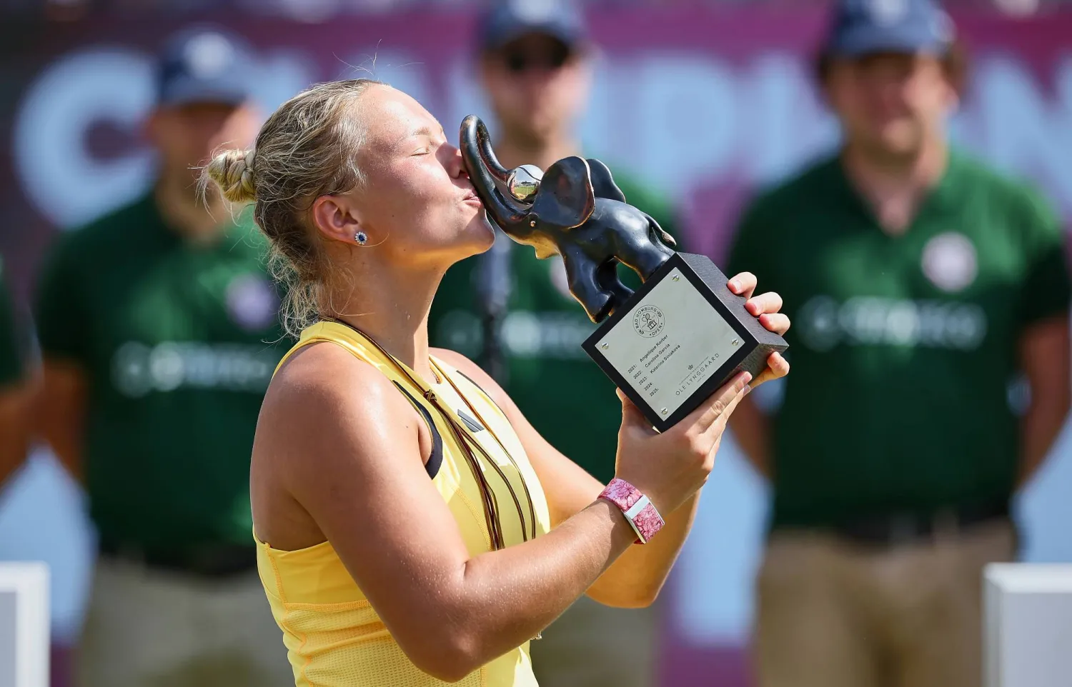 دايانا شنايدر خلال تتويجها ببطولة «باد هومبورغ» الألمانية (د.ب.أ)