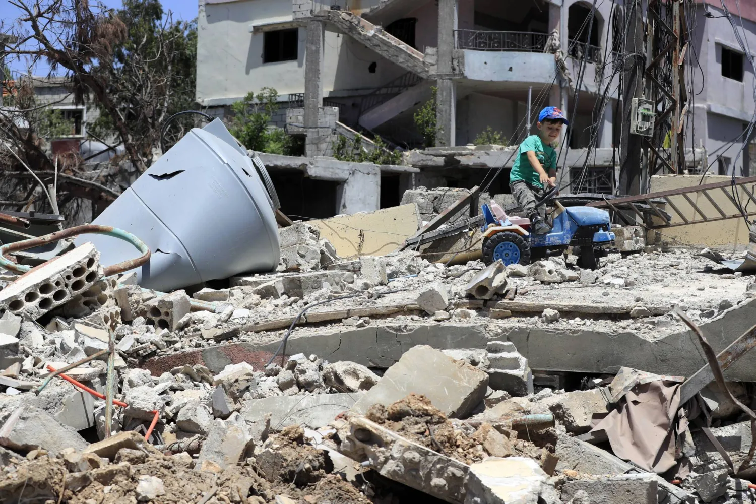 طفل يلعب فوق أنقاض منزل عائلته المدمر في جنوب لبنان جراء القصف الإسرائيلي (أ.ب)