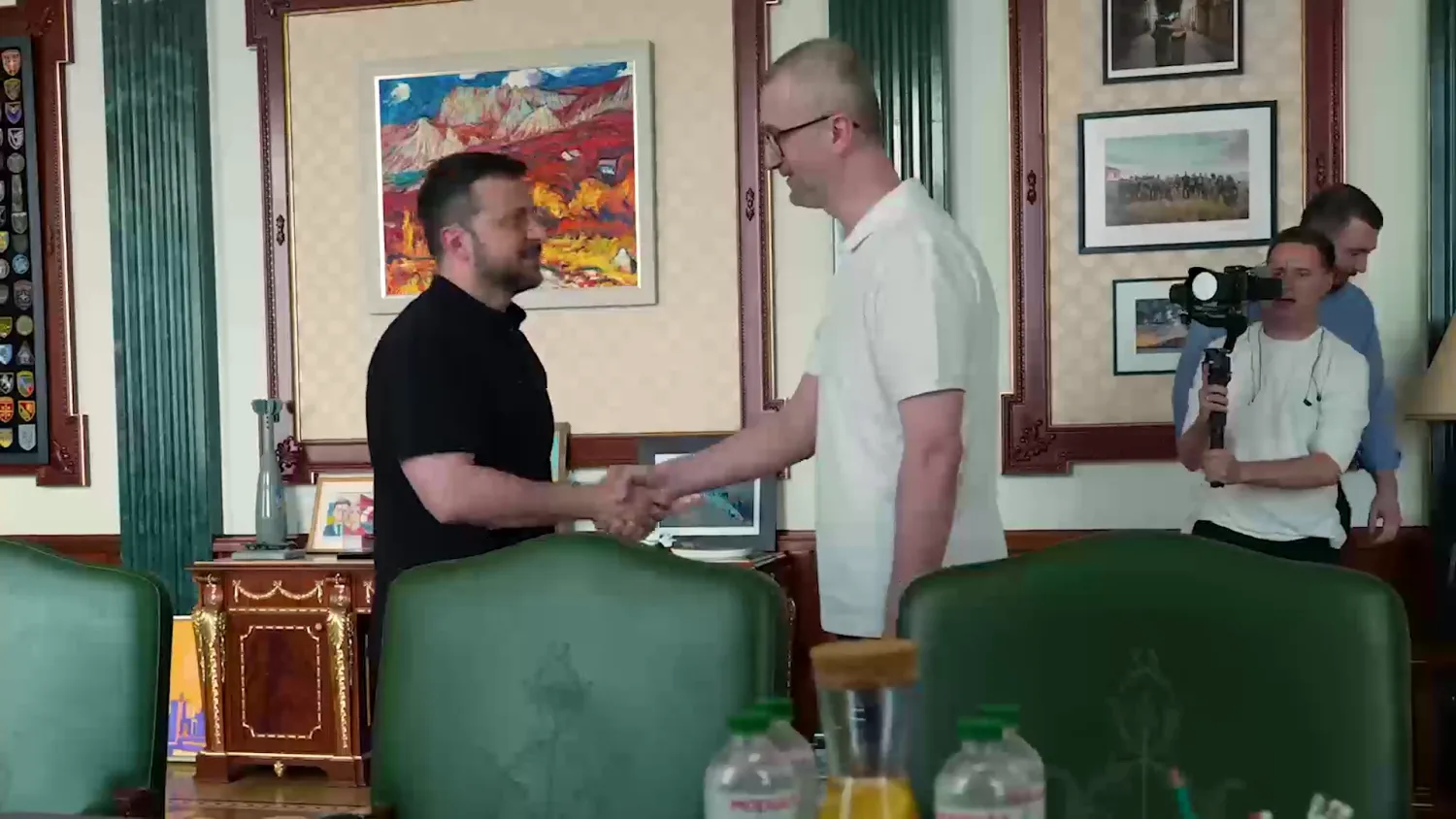 لقطة من فيديو استقبال الرئيس الأوكراني فولوديمير زيلينسكي ناريمان غيليال أحد زعماء تتار القرم