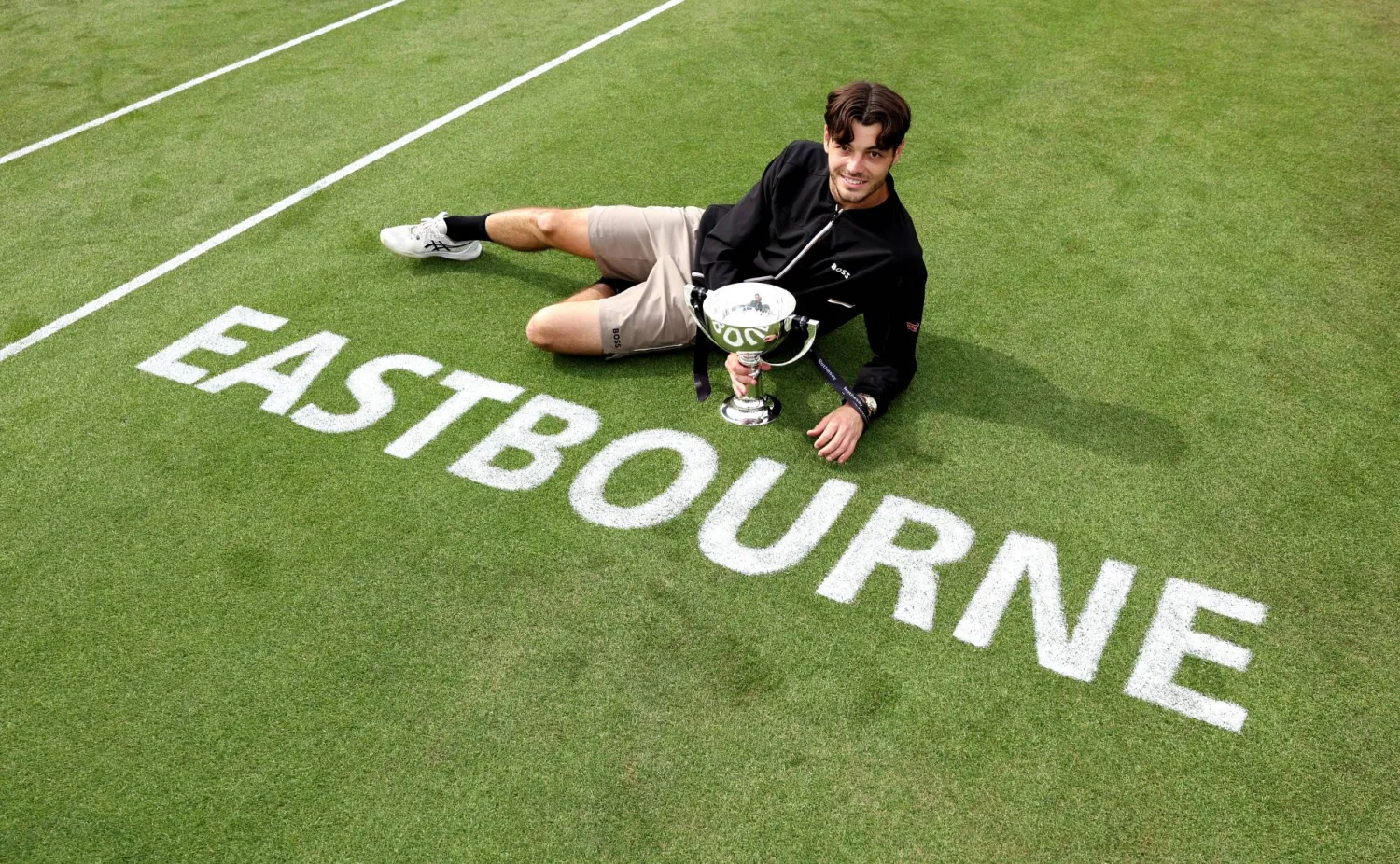 الأميركي تايلور فريتز متوجاً بلقب بطولة إيستبورن الدولية للتنس (رويترز)