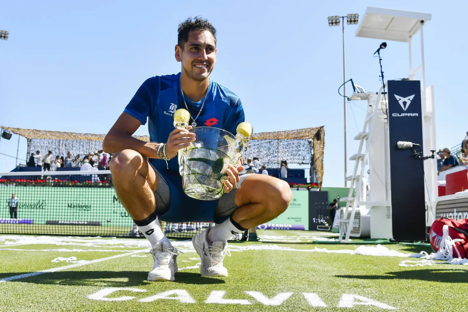 التشيلي أليخاندرو تابيلو خلال تتويجه ببطولة مايوركا للتنس (إ.ب.أ)