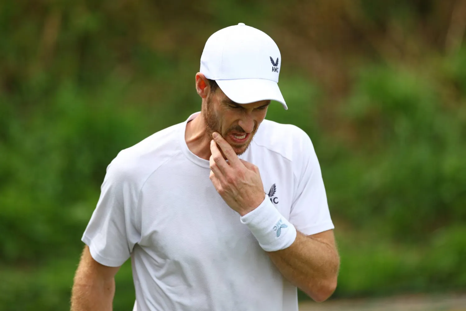 موراي قال إنه سيجازف من أجل المشاركة في البطولة العريقة (رويترز)