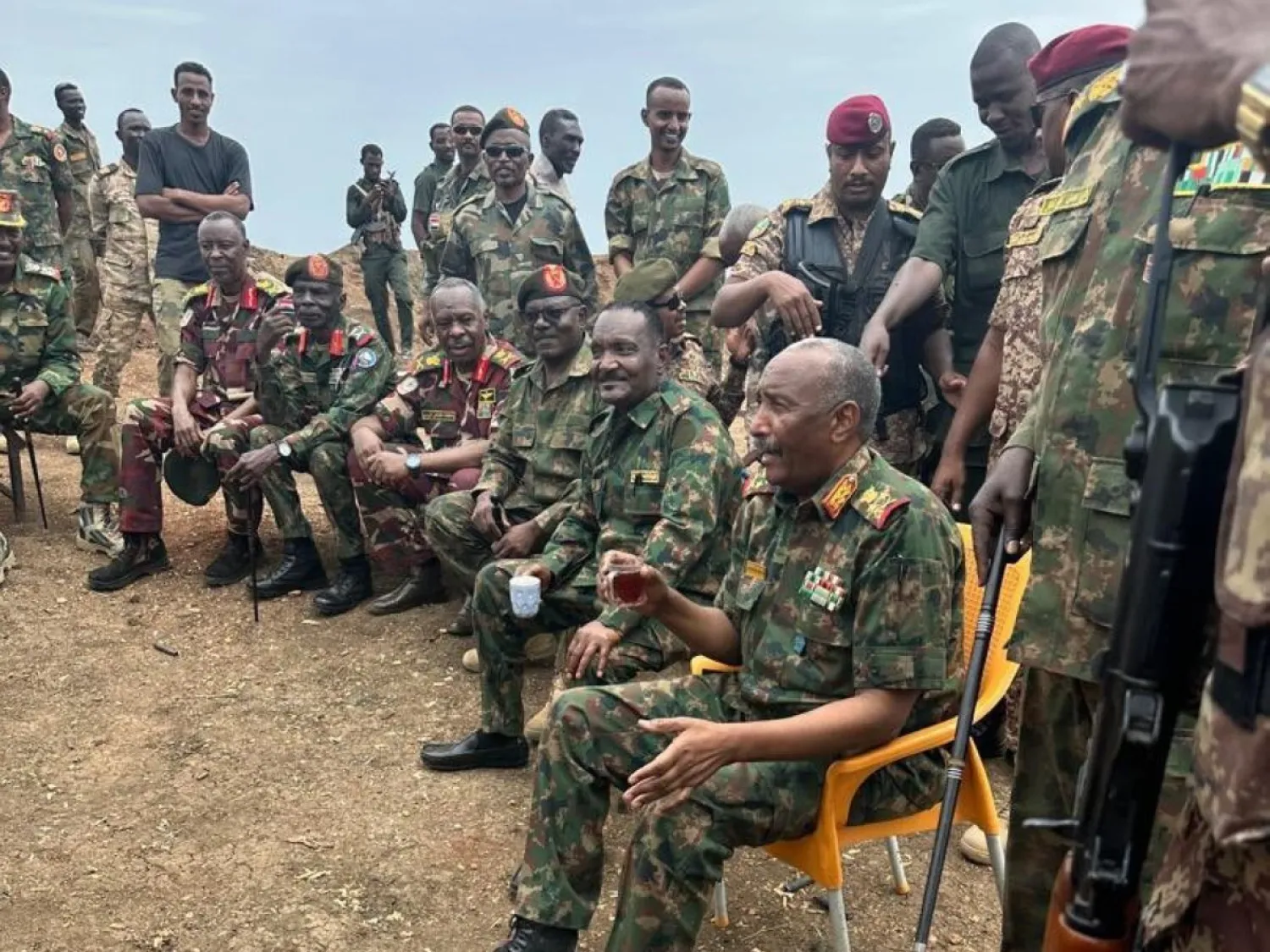 البرهان بين قواته في سنار (موقع مجلس السيادة في «فيسبوك»)