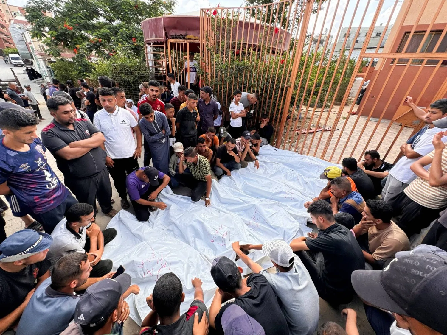 İsrail’in Gazze Şeridi'nin güneyindeki Han Yunus'ta bulunan Nasır Hastanesi'ne yönelik saldırısında hayatını kaybeden Zarab ailesinden Filistinlilerin cesetlerinin yanında yas tutan Gazzeliler (Reuters)