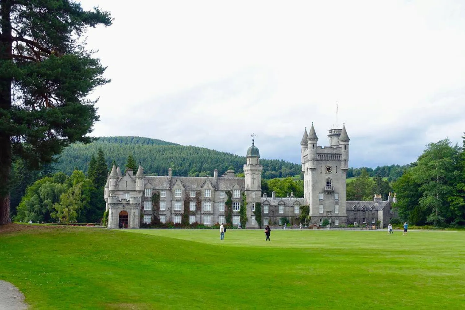 قلعة بالمورال (وسائل إعلام بريطانية)