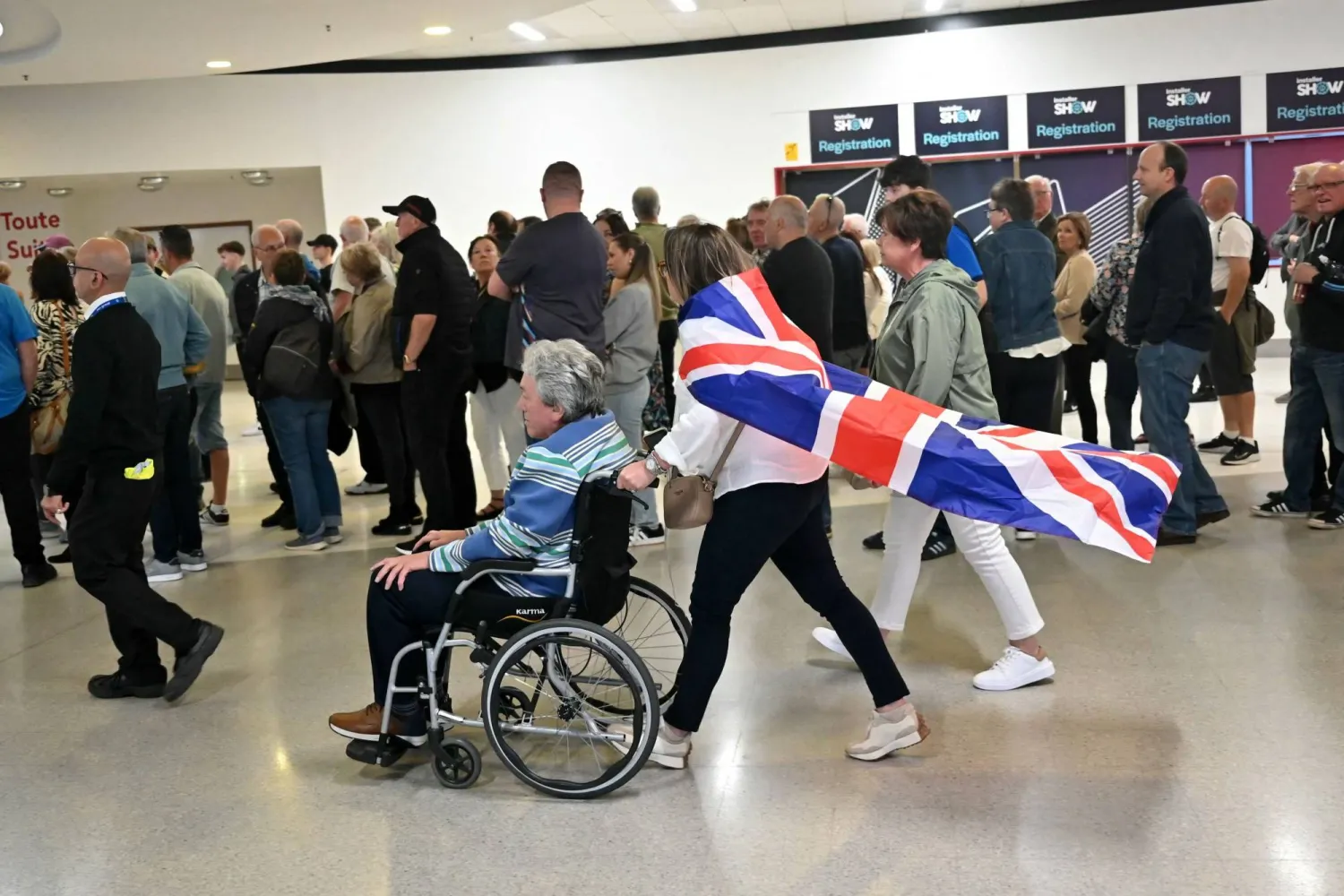 مناصرون لحزب «الإصلاح» البريطاني لدى حضورهم للمشاركة في مسيرة «من أجل الإصلاح» في مدينة برمنغهام الأحد قبيل الانتخابات العامة (أ.ف.ب)