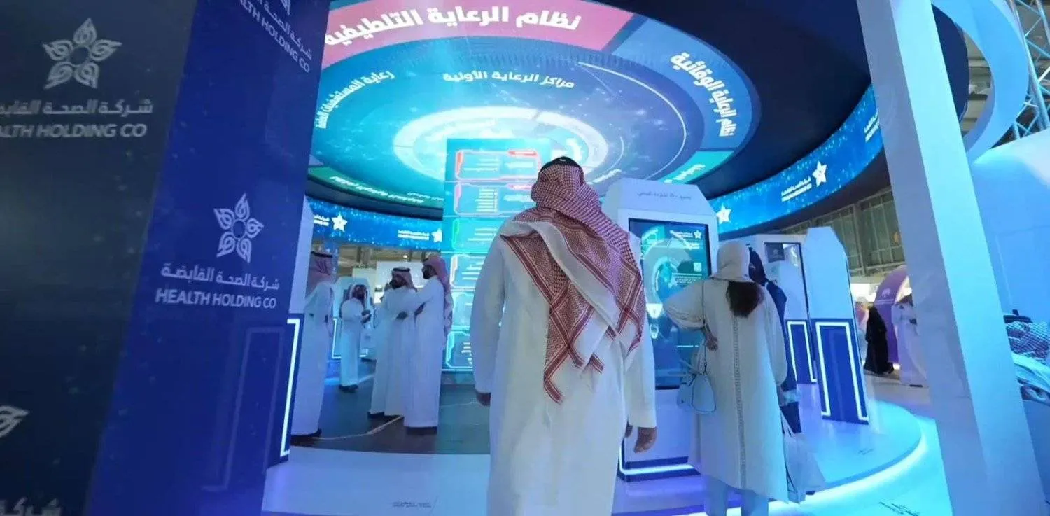 زوار يتوافدون على جناح شركة «الصحة القابضة» في أحد المؤتمرات المقامة في السعودية (الشركة)