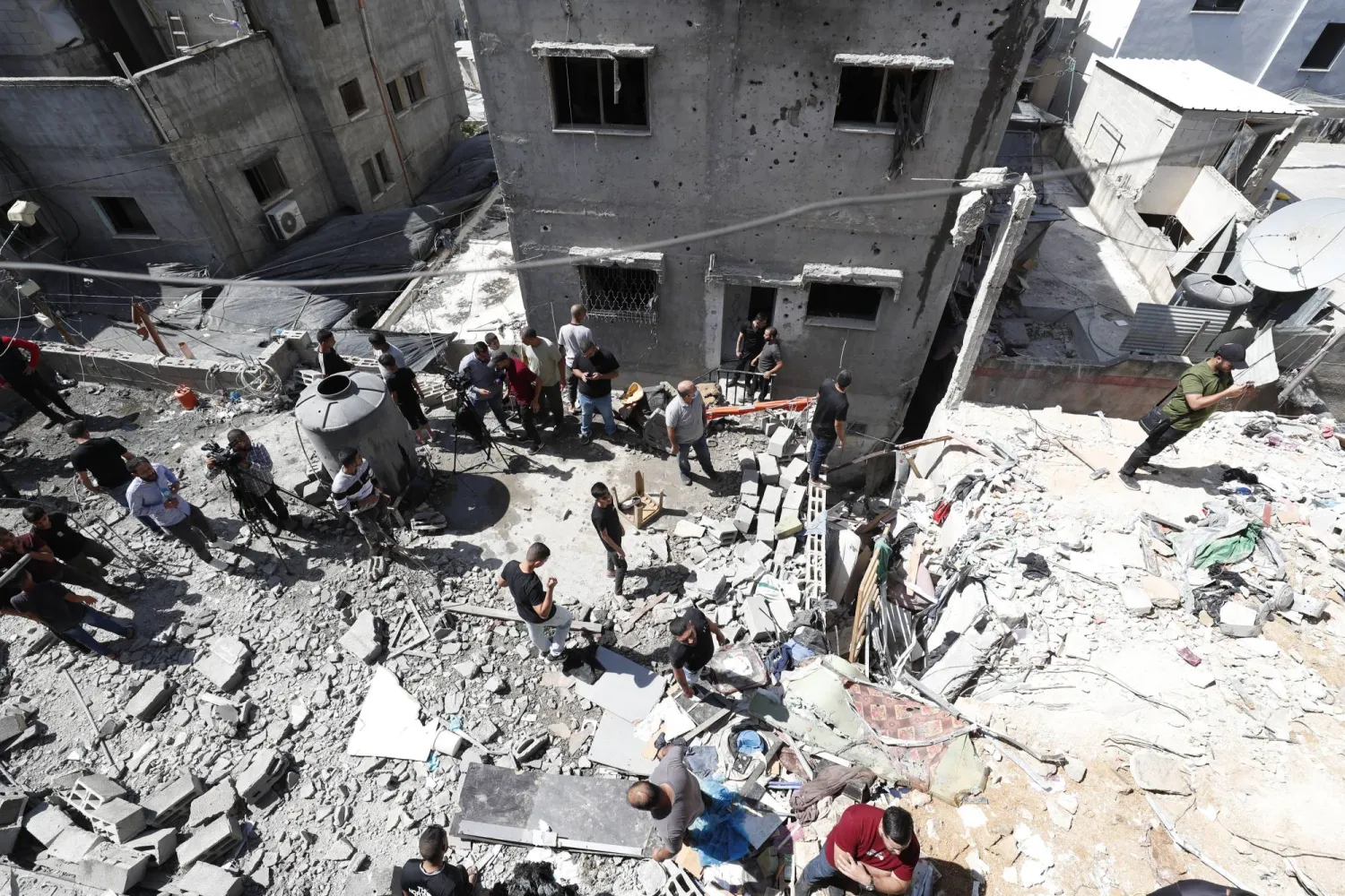 آثار الدمار بعد القصف الإسرائيلي لمخيم نور شمس للاجئين (إ.ب.أ)