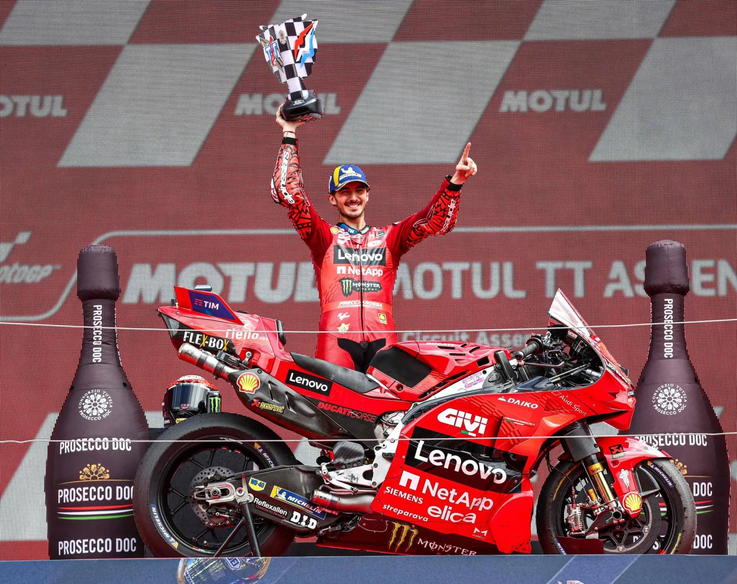 بانيايا الفائز ببطولة العالم للدراجات النارية يتوج بسباق «جائزة هولندا الكبرى»... (أ.ف.ب)