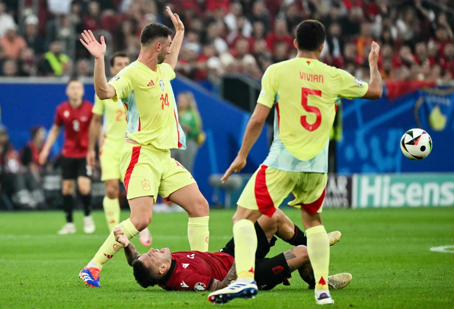 لابورت (يسار) أساسياً مع إسبانيا ضد جورجيا (أ.ف.ب)