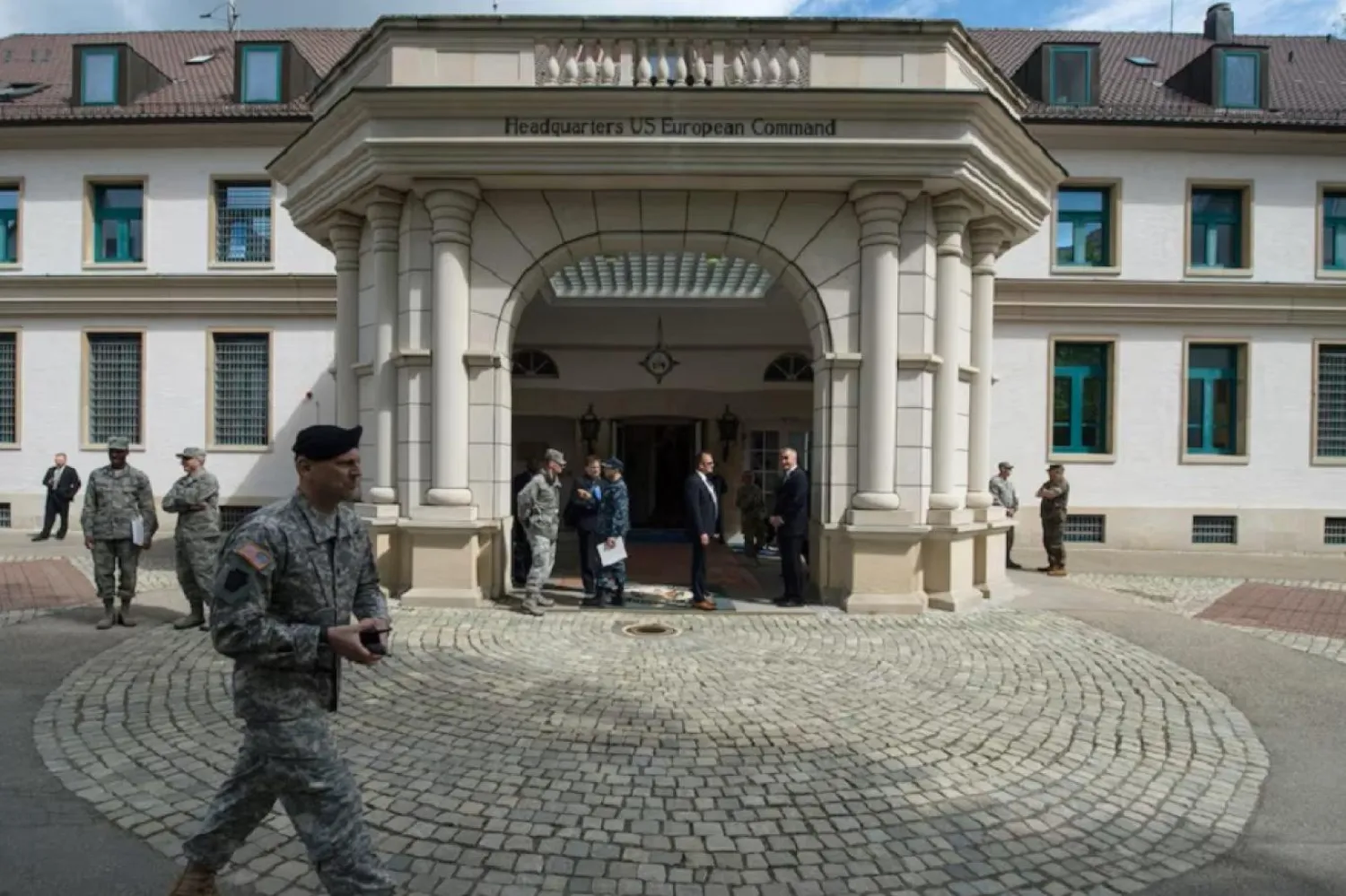 ABD kuvvetleri mensupları Stuttgart'taki (Getty) ABD Avrupa Komutanlığı karargahı önünde