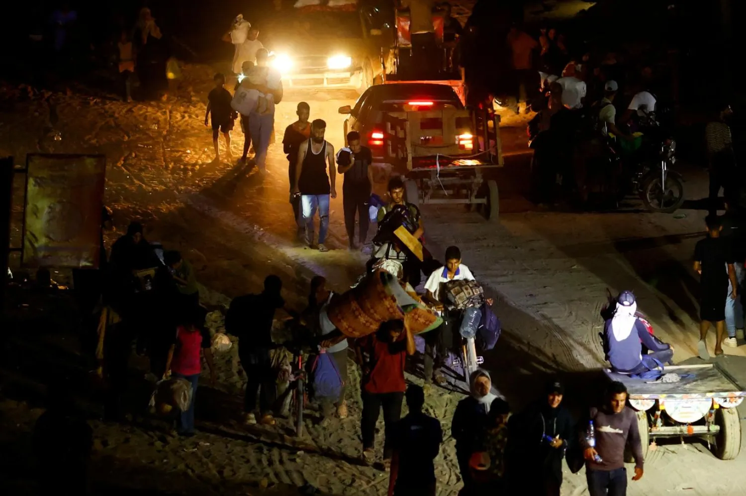 İsrail, sivillere bölgeyi terk etmelerini söyledikten sonra dün Han Yunus'a saldırı düzenledi (Reuters)