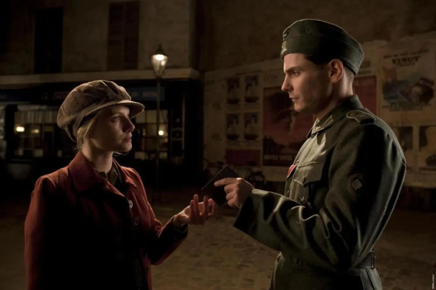 Daniel Brühl, Quentin Tarantino'nun yazıp yönettiği 2009 yapımı Soysuzlar Çetesinde Brad Pitt, Mélanie Laurent (solda), Eli Roth, Christoph Waltz ve Michael Fassbender gibi yıldızlarla kamera karşısına geçmişti (Universal Pictures)