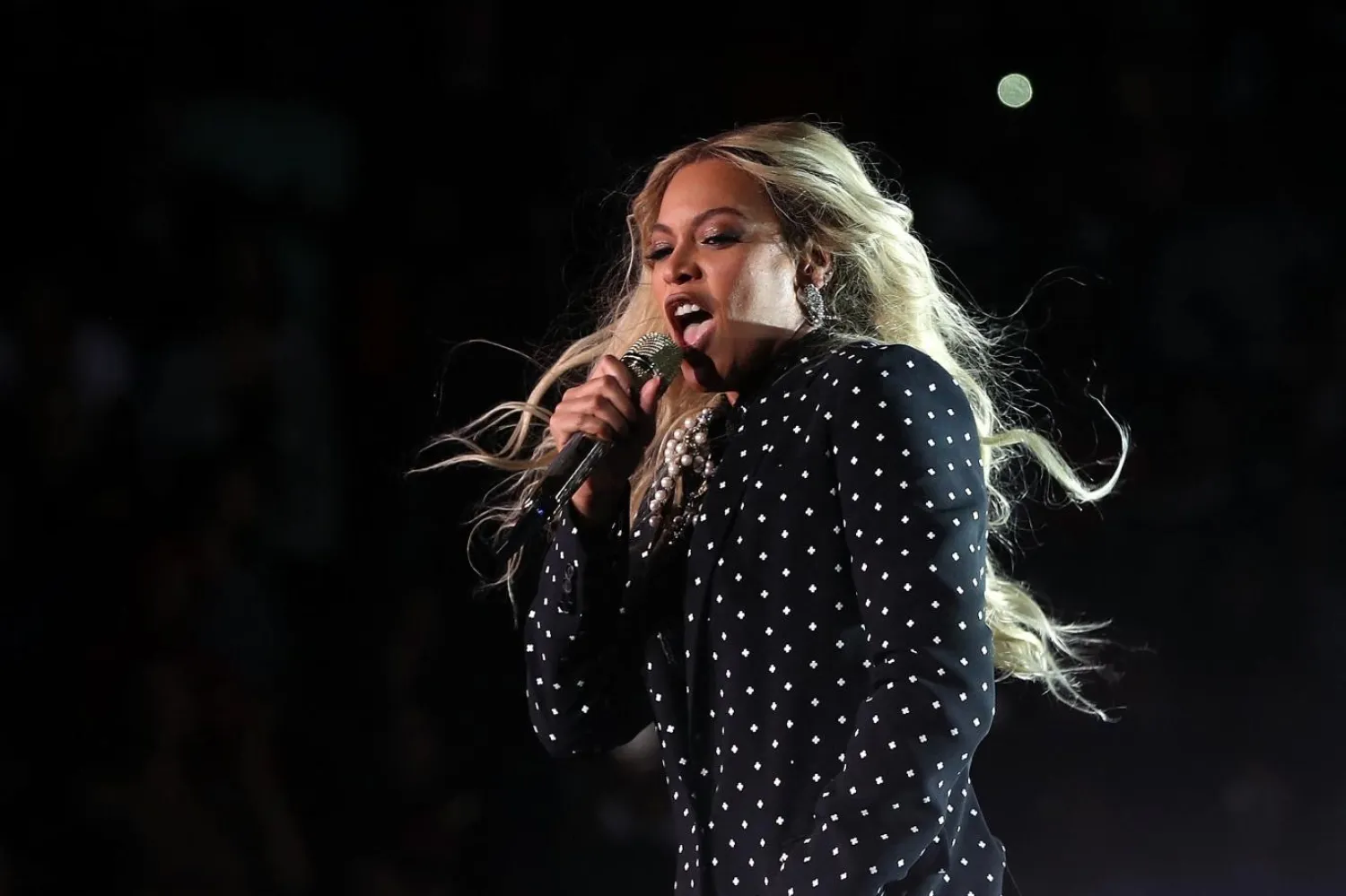 Araştırmada Beyoncé'nin yanı sıra Elvis Presley, Beatles, Madonna ve Lady Gaga gibi sanatçıların parçaları analiz edildi (AP)