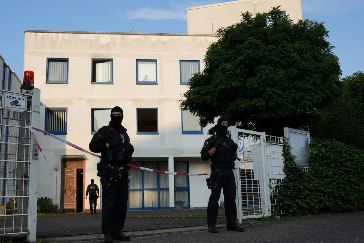 Alman polisi, yasak kararının ardından derneğin ana binası önünde güvenlik kordonu oluşturdu (Reuters)