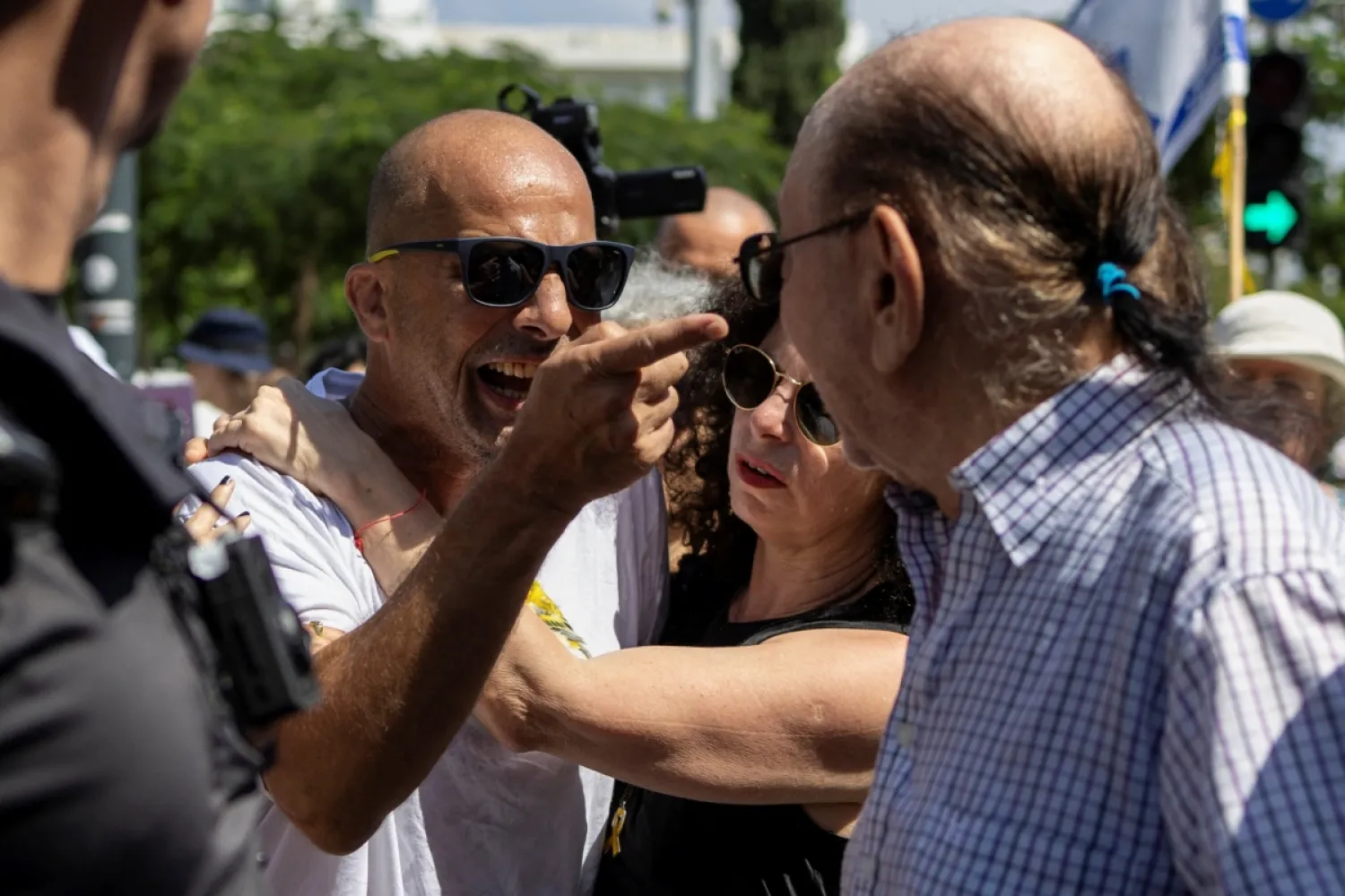 Gazze'deki İsrailli rehinelerin bir an önce kurtarılması talebiyle düzenlenen bir protesto sırasında tartışan iki İsrailli, Tel Aviv, 26 Haziran 2024 (Reuters)
