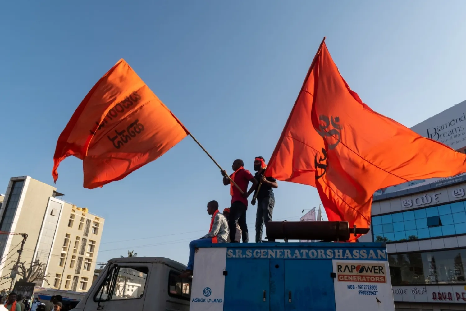 Hassan’da BJP bayrakları sallayan iki Hint, Ocak 2023 (Shutterstock)