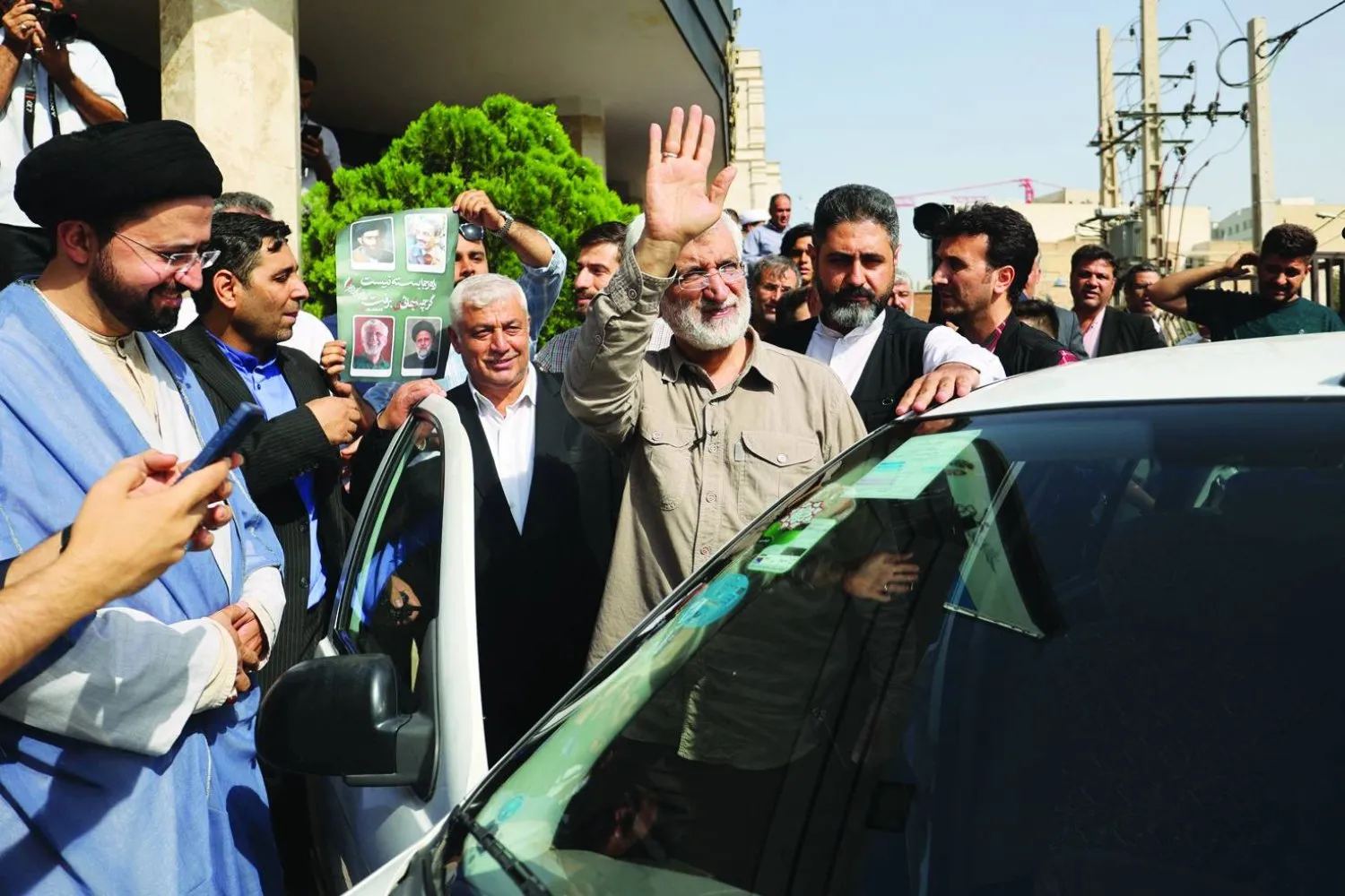 Muhafazakâr aday Said Celili dün (pazar) Tahran çarşısını gezerken (Reuters)