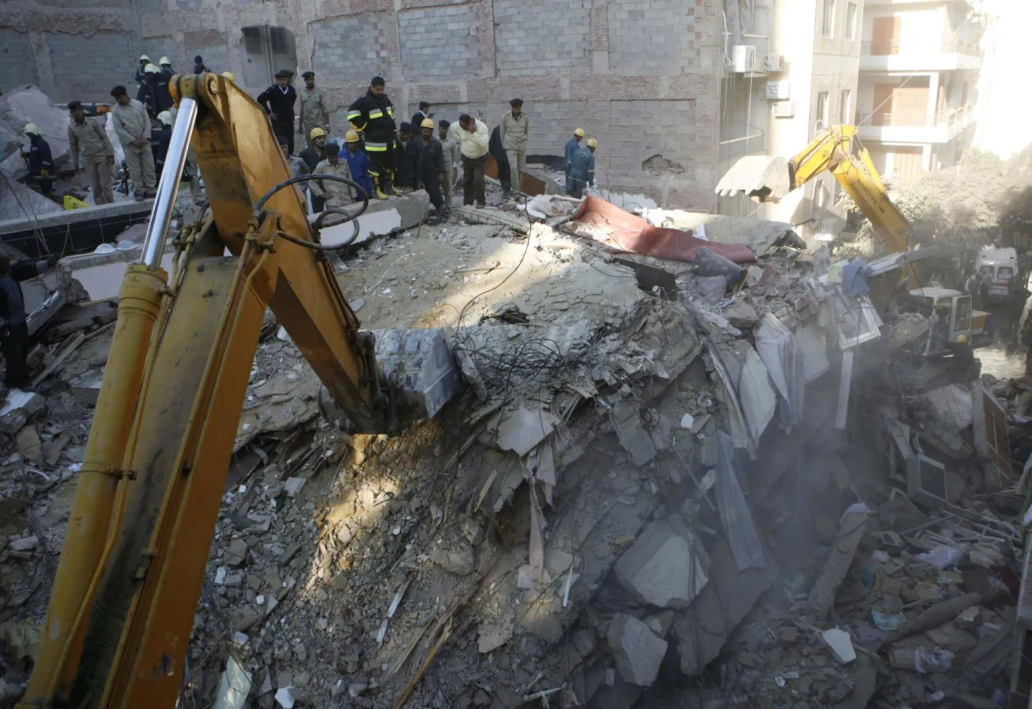 عمال الإنقاذ بين أنقاض مبنى منهار في الإسكندرية (أرشيفية/ رويترز)