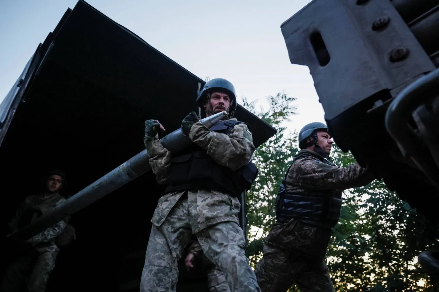 جنود أوكرانيون يلقمون راجمة الصواريخ «فامباير» على الجبهة قرب دونيتسك (رويترز)