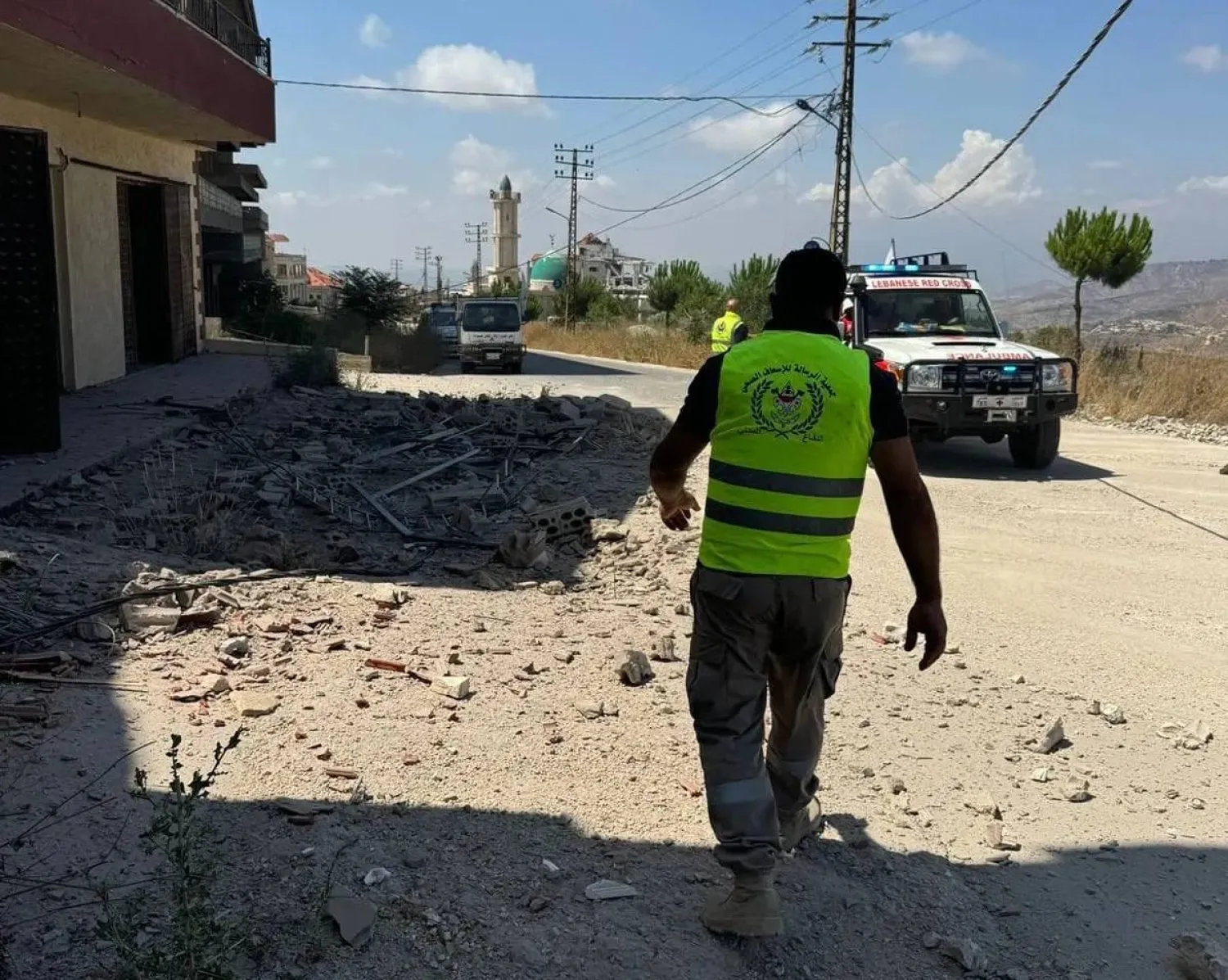 Lübnan'ın güneyindeki Merkaba kasabasını hedef alan hava saldırısının ardından yolun açılmasına çalışan bir sivil savunma mensubunun sosyal medyada paylaşılan fotoğrafı