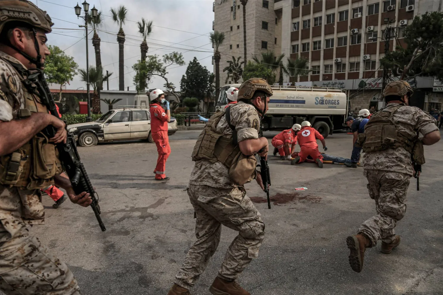 27 June 2024, Lebanon, Jounieh: Lebanese army soldiers from the airborne brigade secure an area as medics help civilians acting as dead and injured of an attack during a drill carried by the Lebanese army, Red Cross and Civil defense in the town of Jounieh, north of Beirut.  Photo: Marwan Naamani/dpa