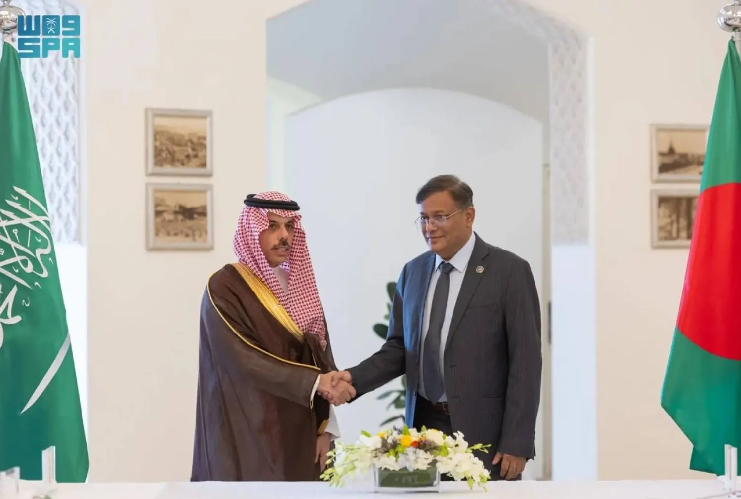 The Saudi Minister of Foreign Affairs met in Riyadh on Monday with his counterpart from Bangladesh. SPA 