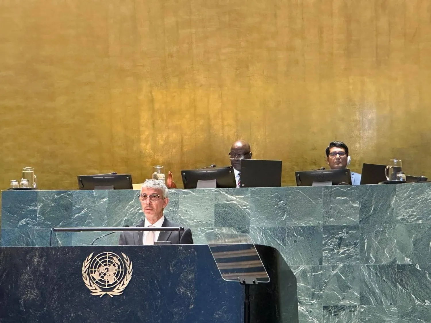 الدكتور عبد العزيز الواصل يلقي كلمة أمام الجمعية العامة للأمم المتحدة خلال تقديمه مشروع القرار للاعتماد (واس)