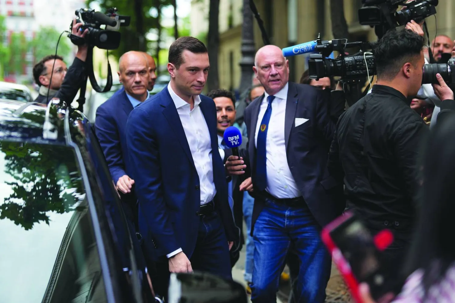 
جوردان بارديلا رئيس حزب «التجمع الوطني» لدى وصوله إلى مقر حزبه في باريس أمس (أ.ب)