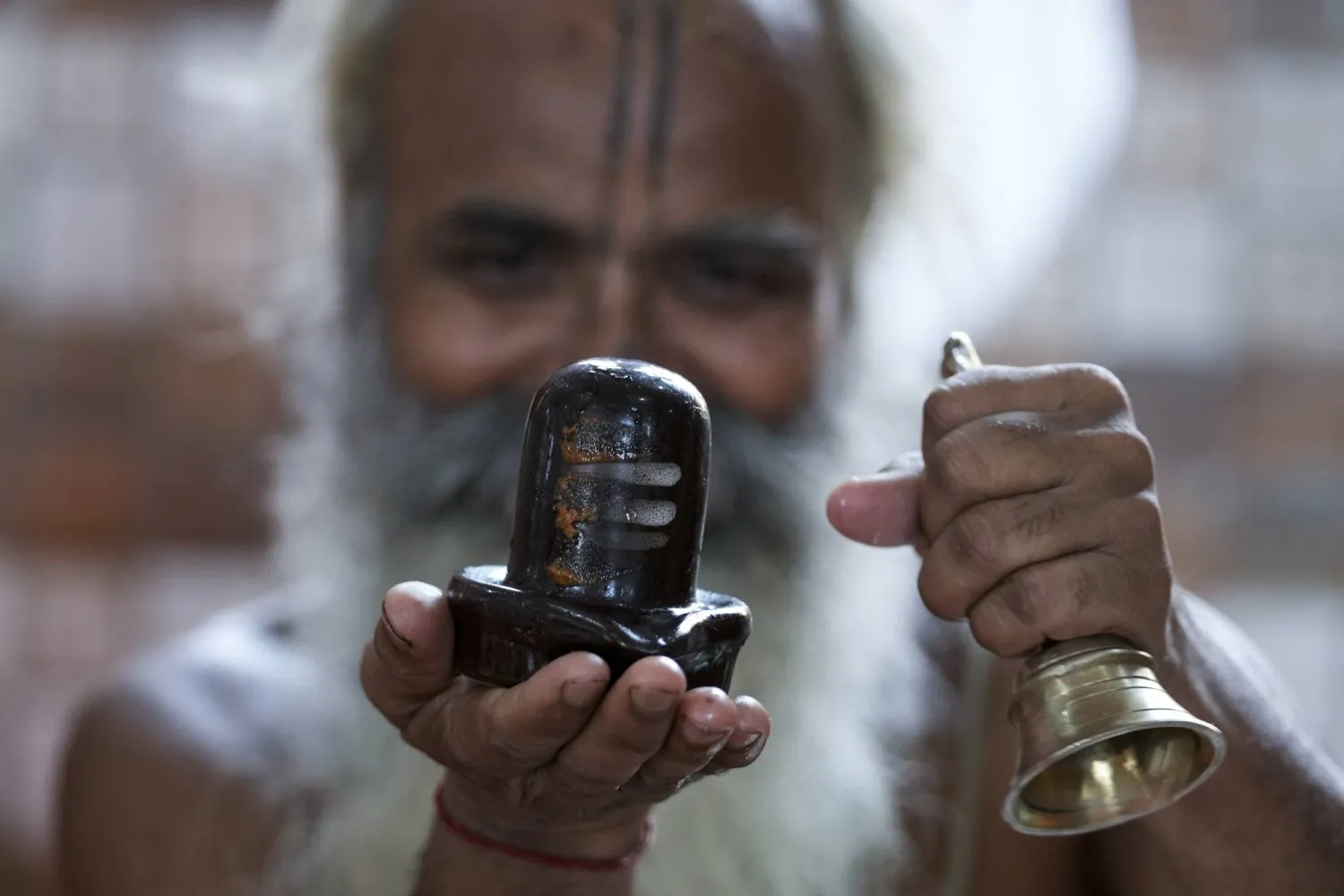 Hindistan'ın Jammu kentinde bir Hindu, Amarnath Mağara Tapınağı'na yapılacak yıllık gezi için kayıt yaptırmayı bekliyor (AP)