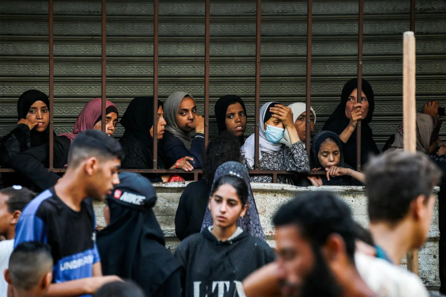 نساء يصطففن في طابور الحصول على الطعام في دير البلح بوسط قطاع غزة (أ.ف.ب)