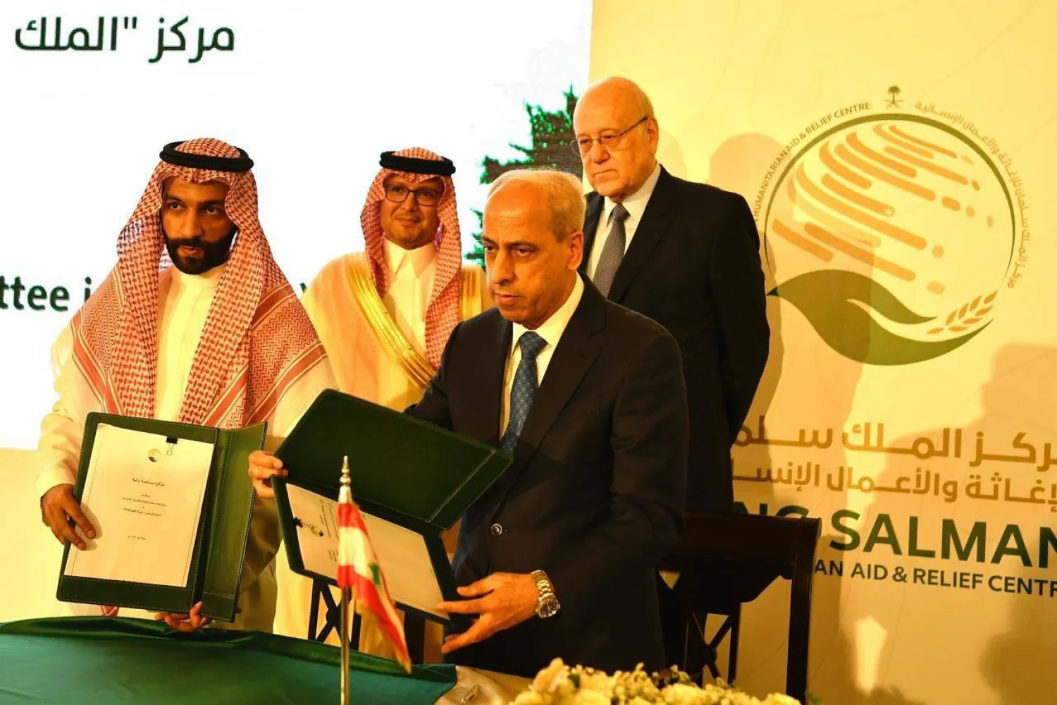 توقيع مذكرة التعاون بين «مركز الملك سلمان» و«الهيئة العليا للإغاثة» ويبدو في الصورة السفير بخاري والرئيس ميقاتي (الشرق الأوسط)