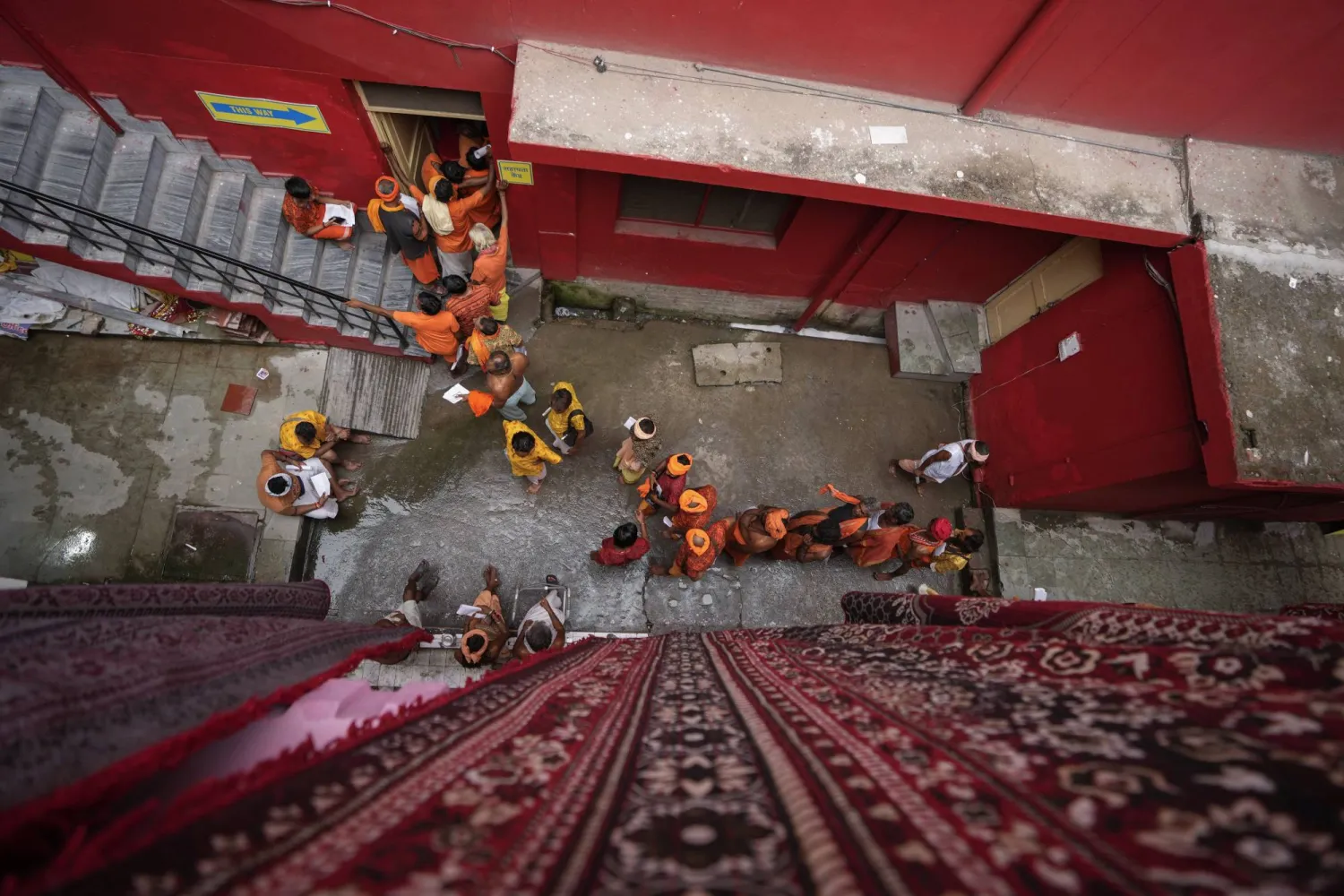 رجال دين هندوس يقفون في طابور في جامو الهندية للتسجيل في رحلة الحج السنوية إلى ضريح كهف أمارناث 1 يوليو 2024 (أسوشييتد برس)