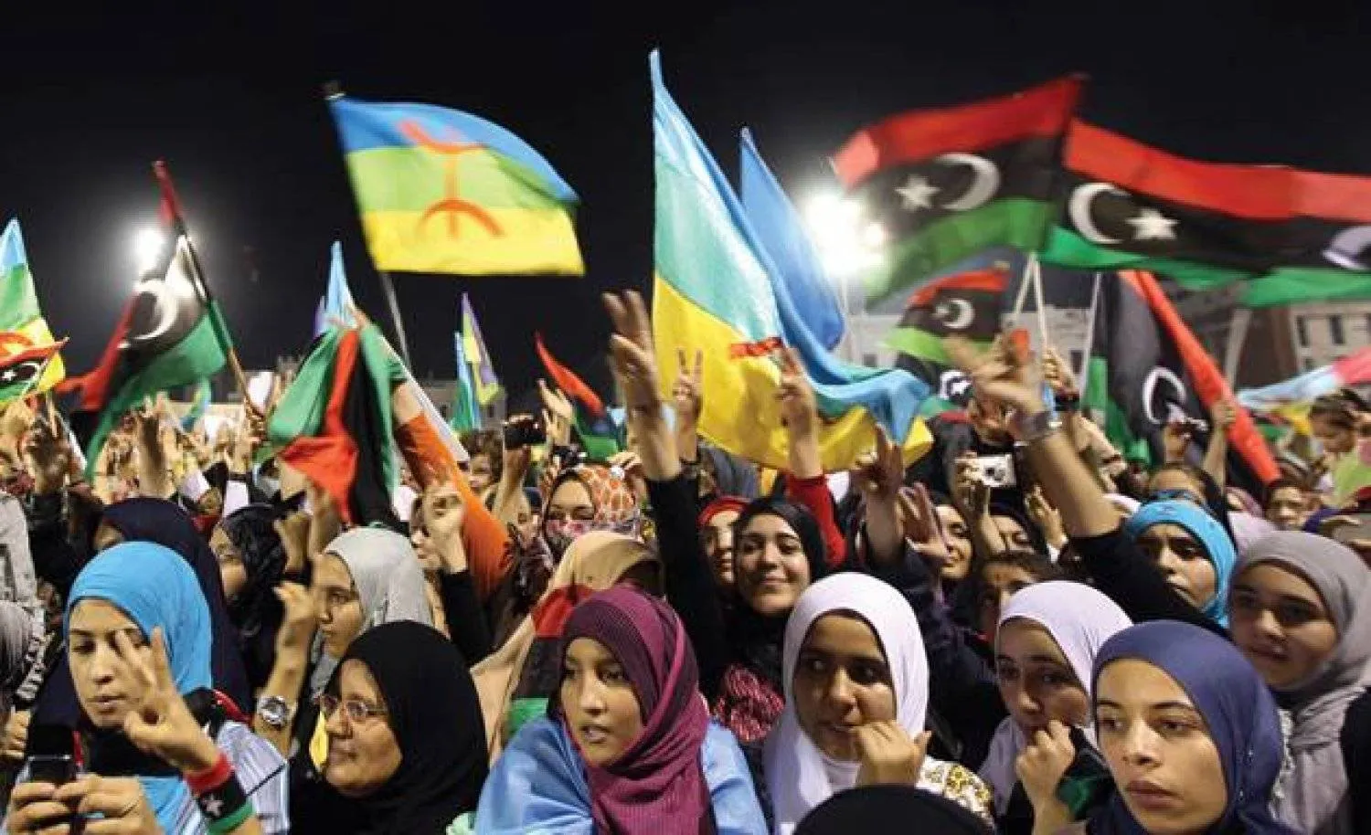 الأعلام الأمازيغية مرفوعة في احتفال بعد ثورة 2011  (أ.ف.ب - غيتي)