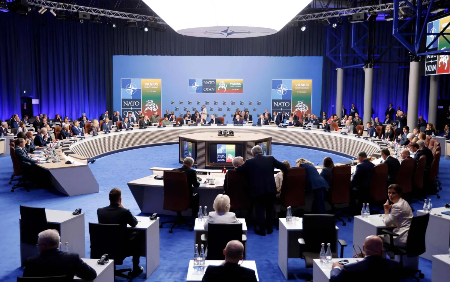 صورة من جلسة عمل حول أوكرانيا خلال قمة الناتو في فيلنيوس (أ.ف.ب)