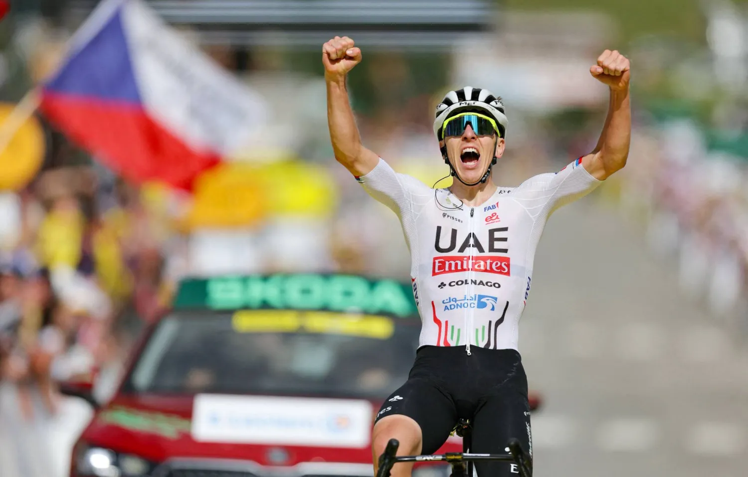 تادي بوغاتشر لحظة وصوله وفوزه بصدارة الترتيب العام لسباق فرنسا للدراجات (أ.ف.ب)