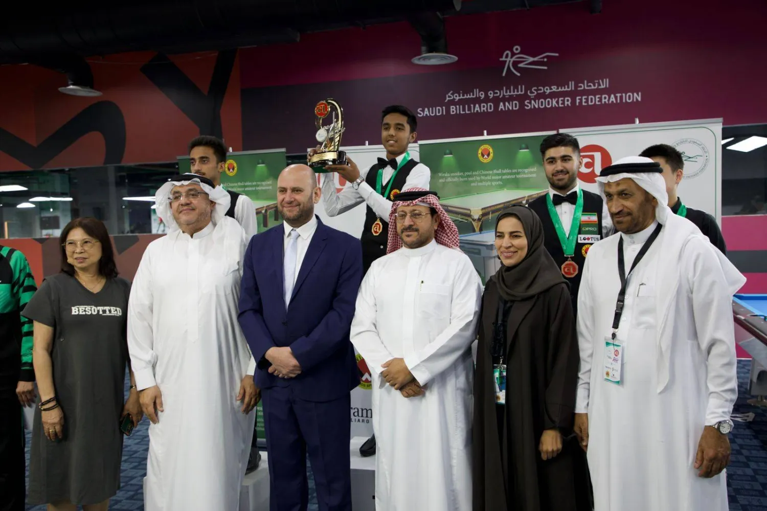 من مراسم تتويج الفائزين في البطولة (الاتحاد السعودي للبلياردو والسنوكر)