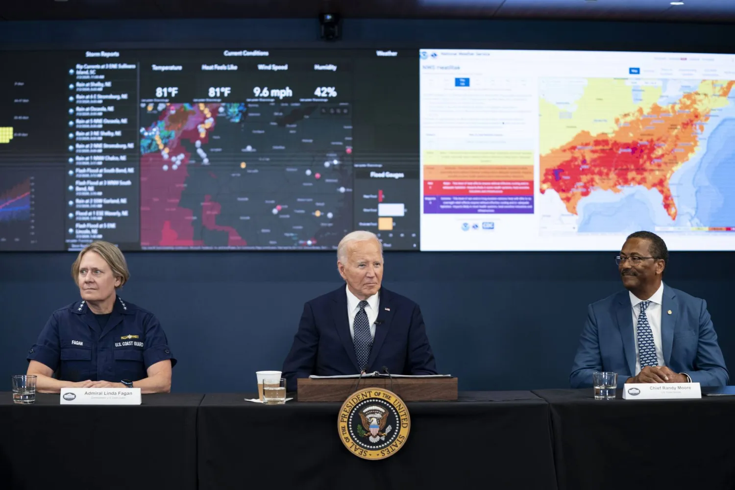 الرئيس الأميركي جو بايدن (وسط) خلال إحاطة من مسؤولي هيئة الأرصاد الجوية الوطنية ووزارة الأمن الداخلي ووكالة إدارة الطوارئ الفيدرالية ووزارة العمل حول الطقس القاسي في جميع أنحاء الولايات المتحدة بمركز عمليات الطوارئ في واشنطن 2 يوليو 2024 (إ.ب.أ)