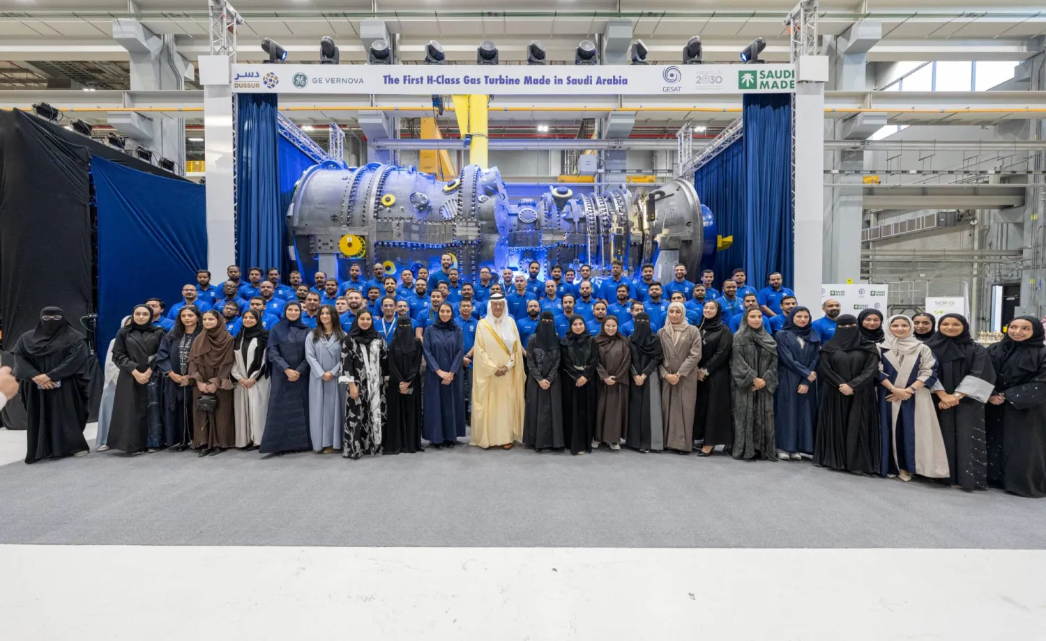 الأمير عبد العزيز بن سلمان يتوسط العاملات والعاملين السعوديين في المصنع (وزارة الطاقة)