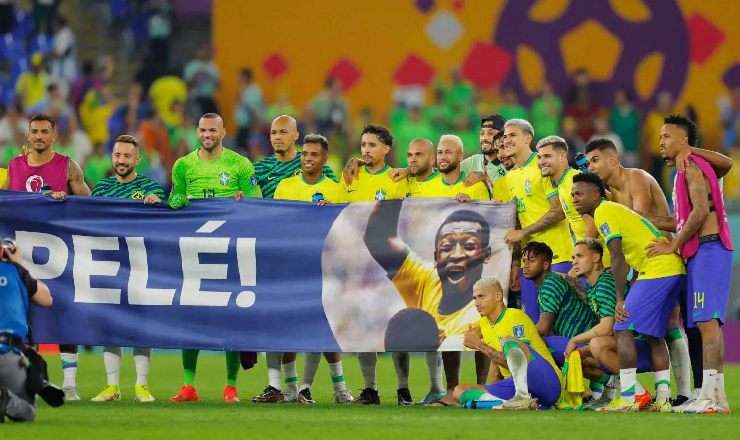 لاعبو المنتخب البرازيلي يحملون لافته عليها أسطورة البرازيل بيليه في إحدى المناسبات الرياضية (أ.ف.ب)