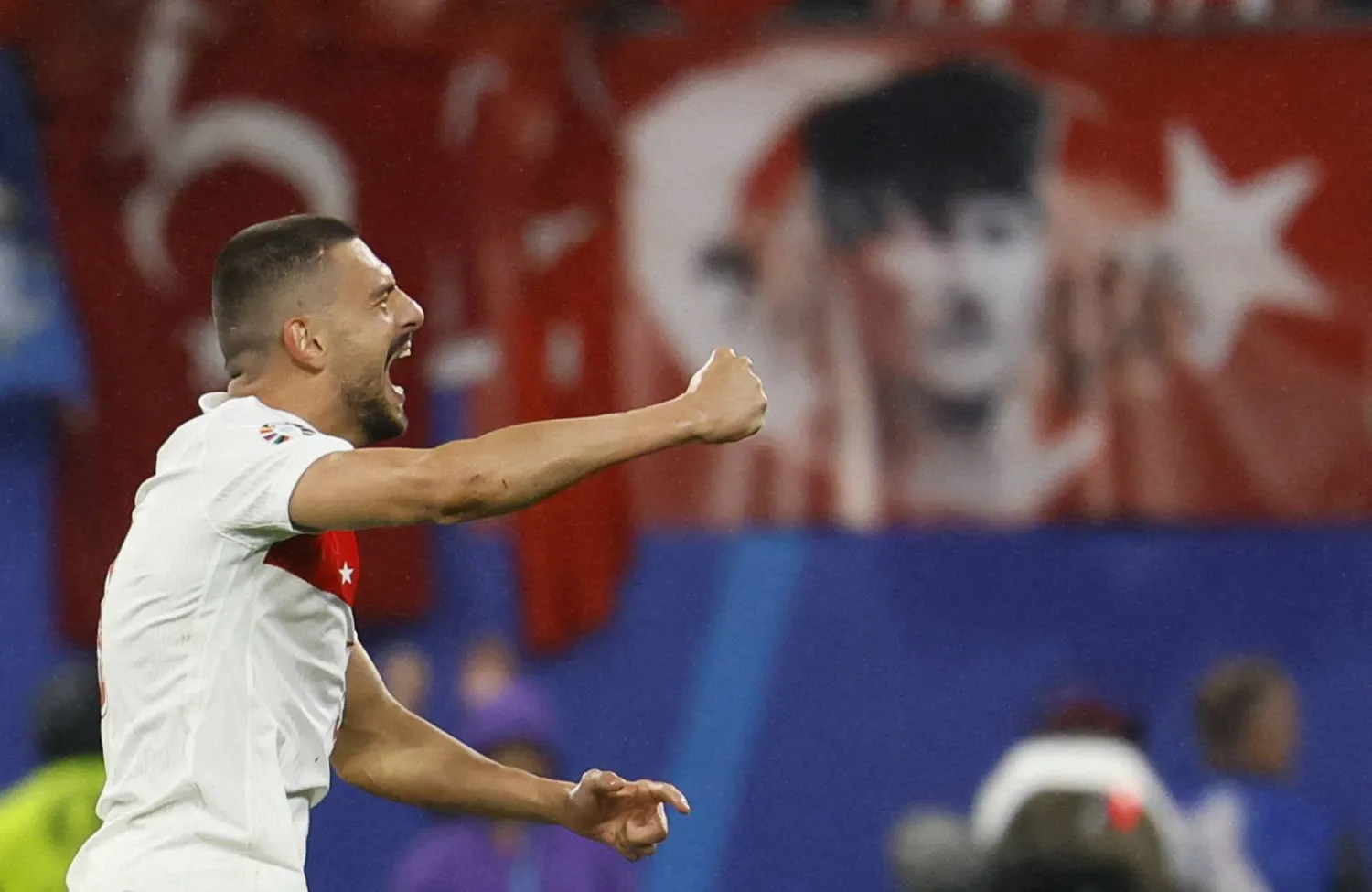 ديميرال مدافع الأهلي السعودي قاد تركيا للفوز المثير (رويترز)