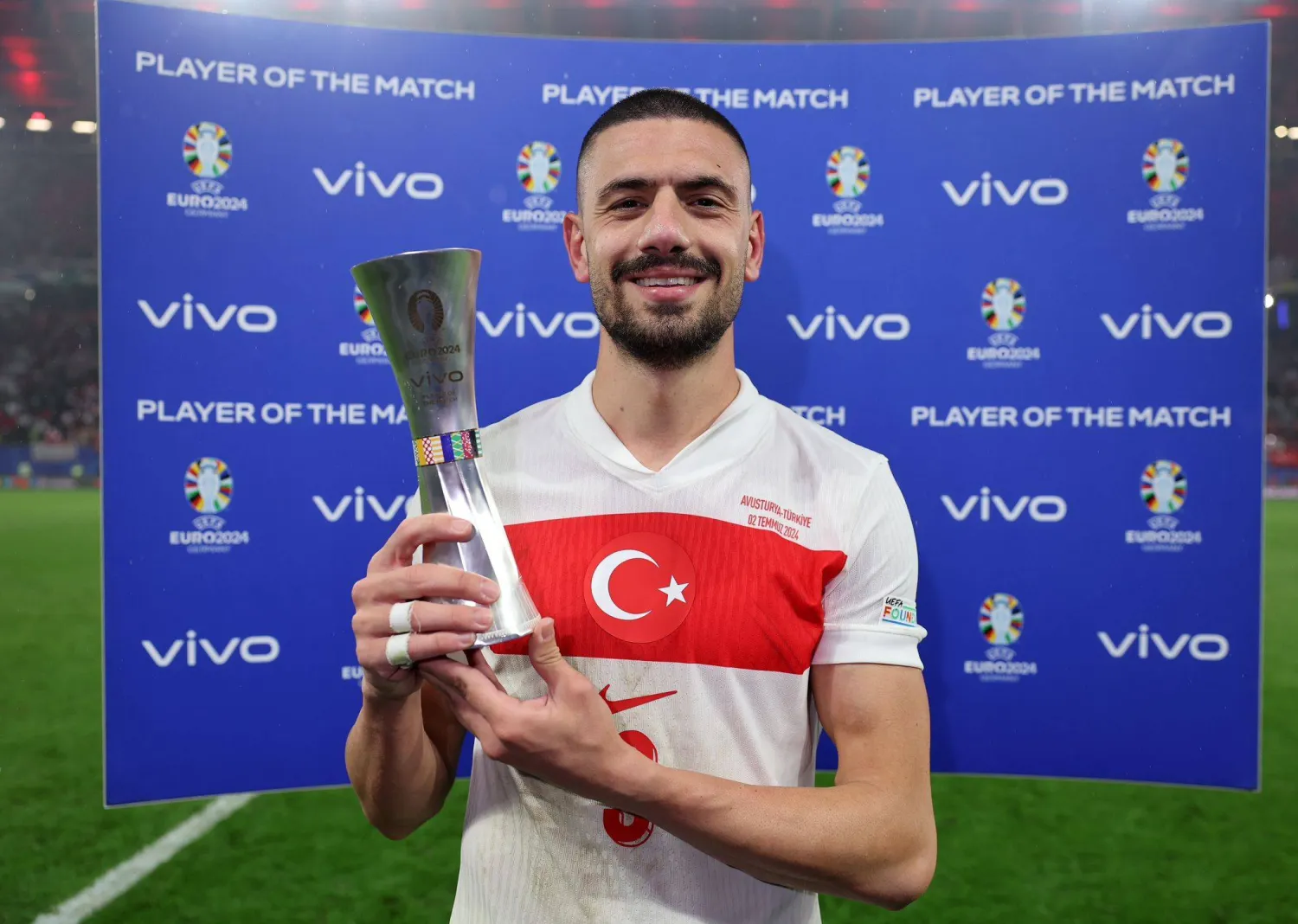 ديميرال يتوج بجائزة رجل المباراة (منتخب تركيا) 