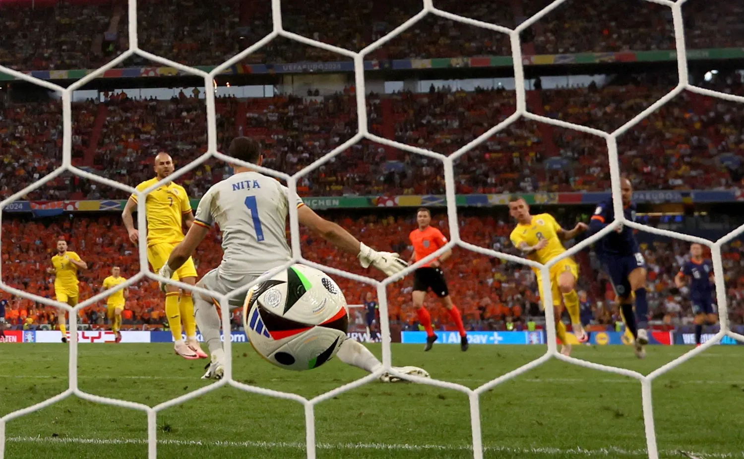 مالين (يمين) دخل كبديل ليسجل ثنائية لهولندا في مرمى رومانيا (ا ب ا)