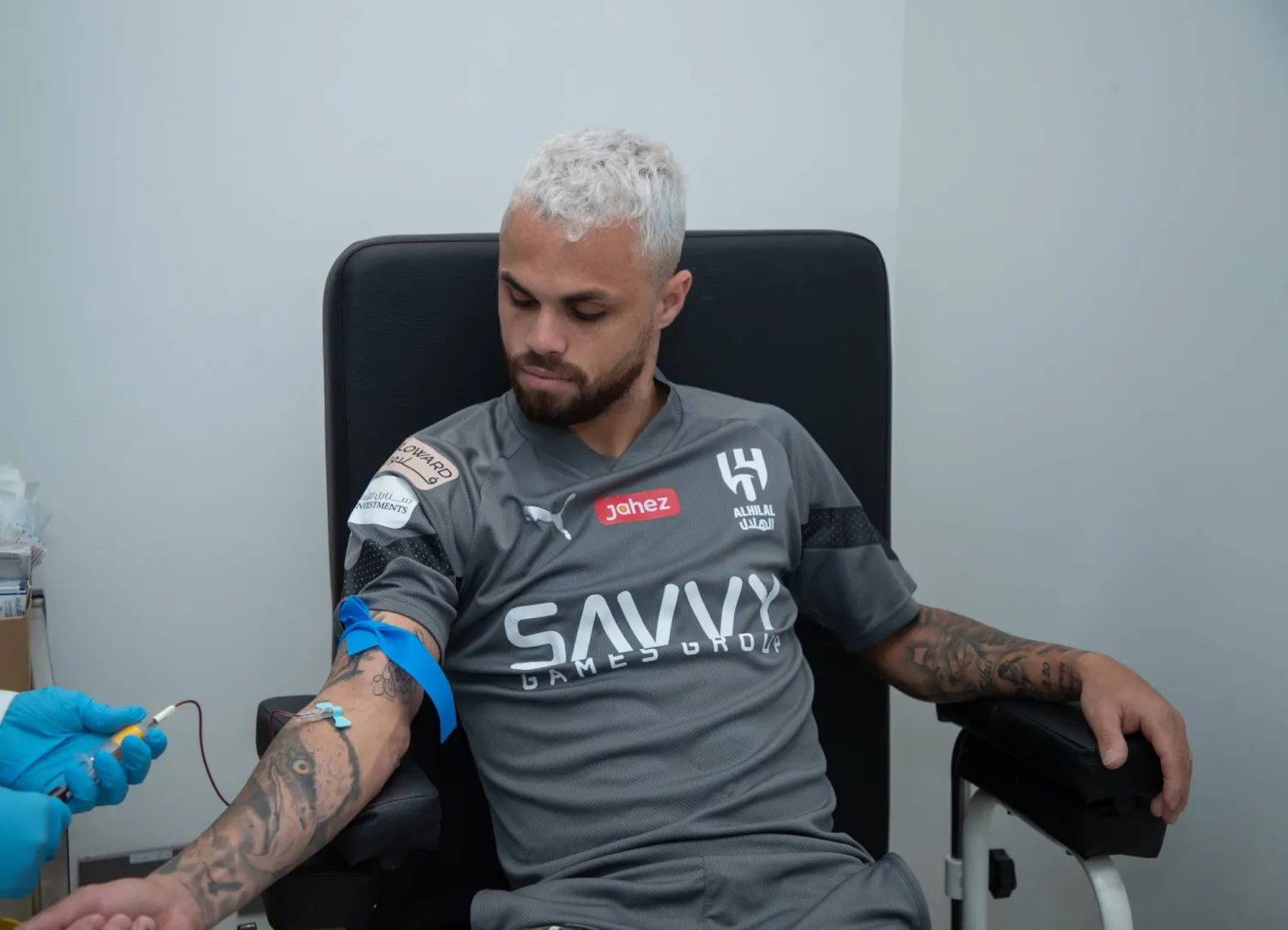 ميشايل لاعب الهلال خلال الفحوصات الطبية التي أجراها النادي أمس (نادي الهلال)