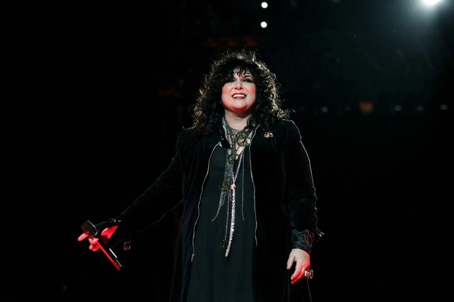 Ann Wilson, of the band Heart, performs onstage at the "Vh1 Divas Salute the Troops" on Friday, Dec. 3, 2010 in San Diego. (AP)