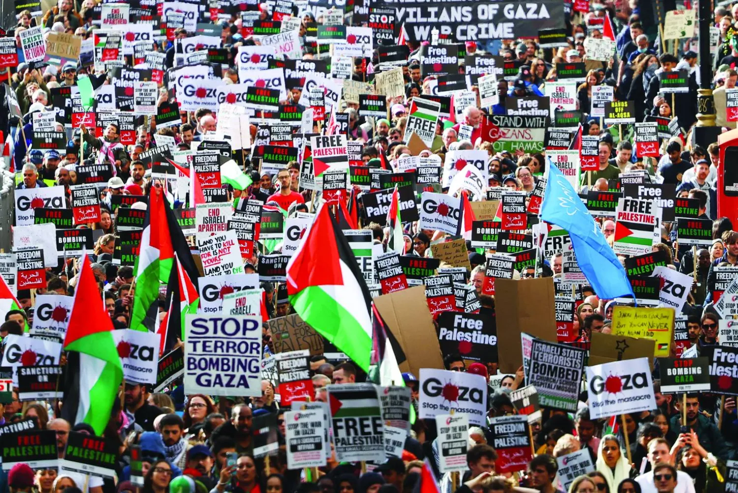 
أرشيفية لمظاهرة مؤيدة للفلسطينيين في وسط لندن (رويترز)