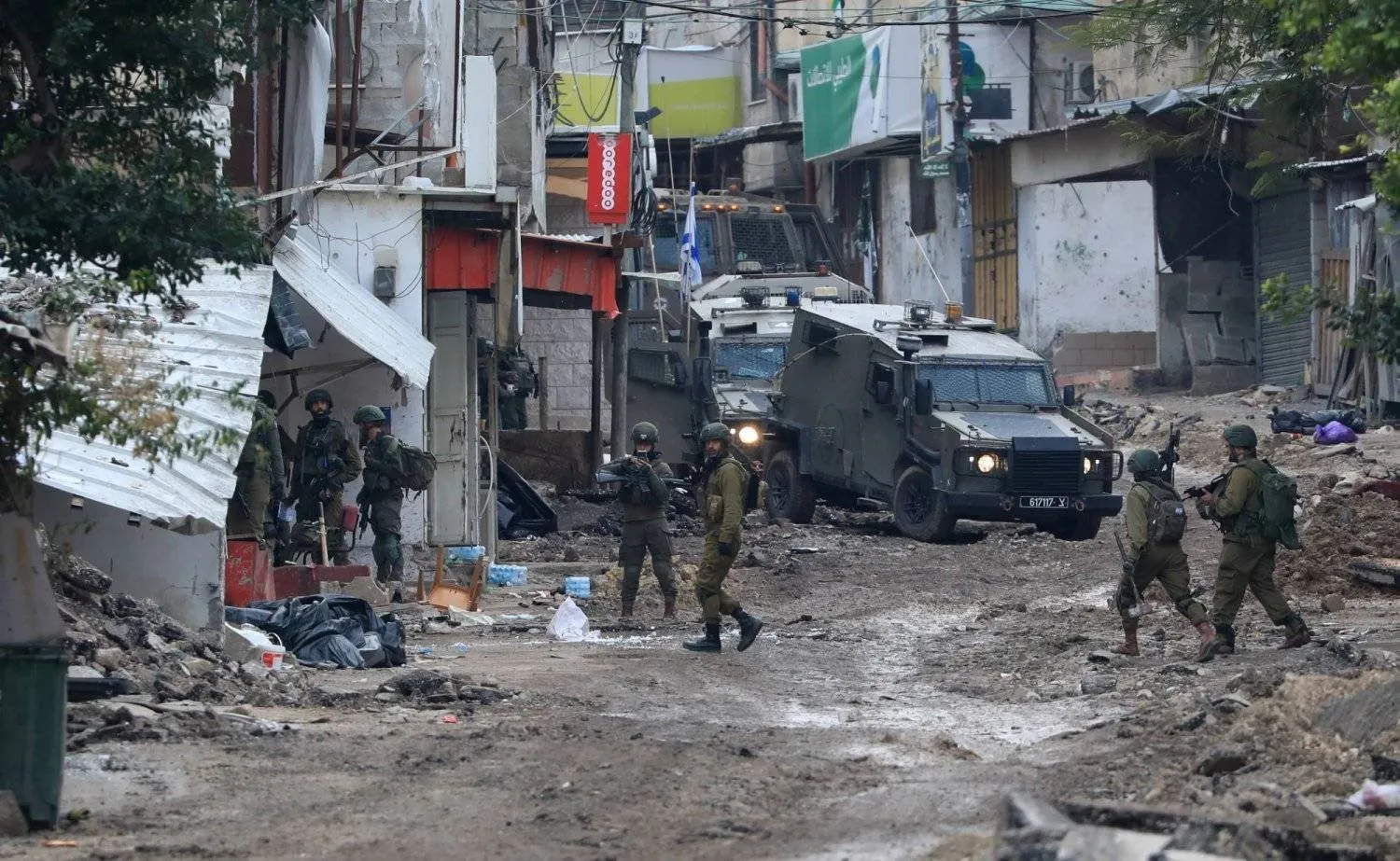 İsrail askerleri, Batı Şeria'nın Tulkerim kentine baskın düzenledi. (EPA)
