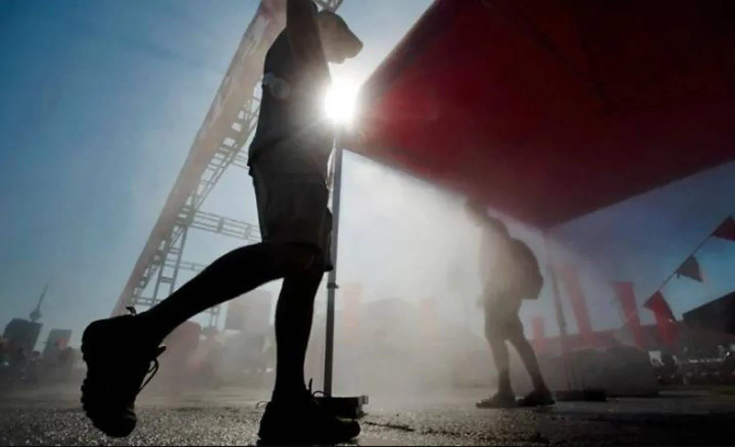 رجل يمشي في ظل طقس تتخلله نسبة عالية من الرطوبة (رويترز)